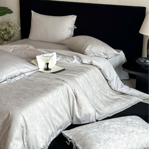 Luxuriöses Satin-Bettwäsche-Set mit filigranem Blumenmuster und Bindebändern