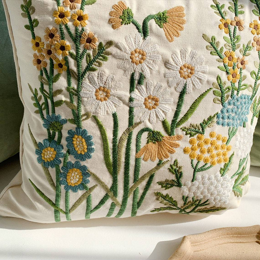 Quadratischer Kissenbezug mit handgesticktem Wildblumen‑Relief, Leinen‑Baumwollmix und verdecktem Reißverschluss Karnz