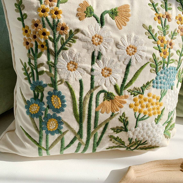 Quadratischer Kissenbezug mit handgesticktem Wildblumen‑Relief, Leinen‑Baumwollmix und verdecktem Reißverschluss Karnz