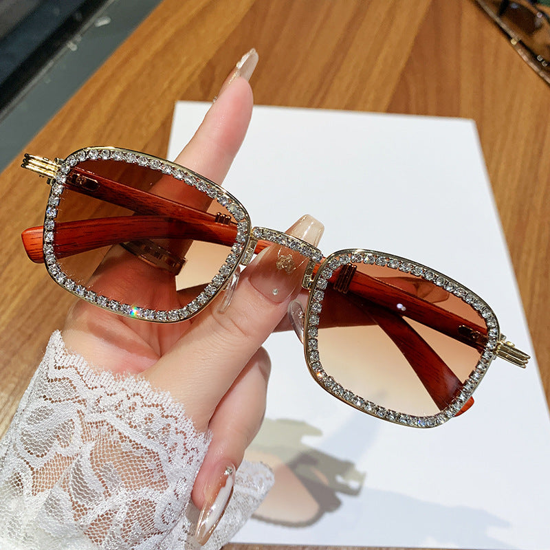 Damen Sonnenbrille mit strassbesetztem Rahmen und modernem Holzdesign Karnz