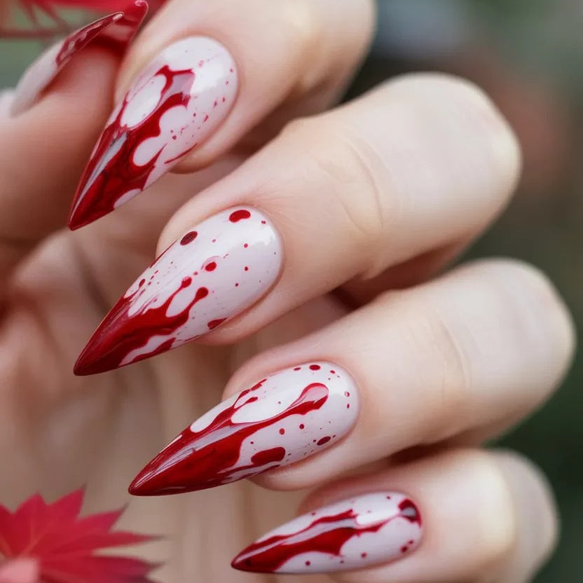 Kunstnagelset mit blutrot inspiriertem Design und spitzen Akzenten Karnz