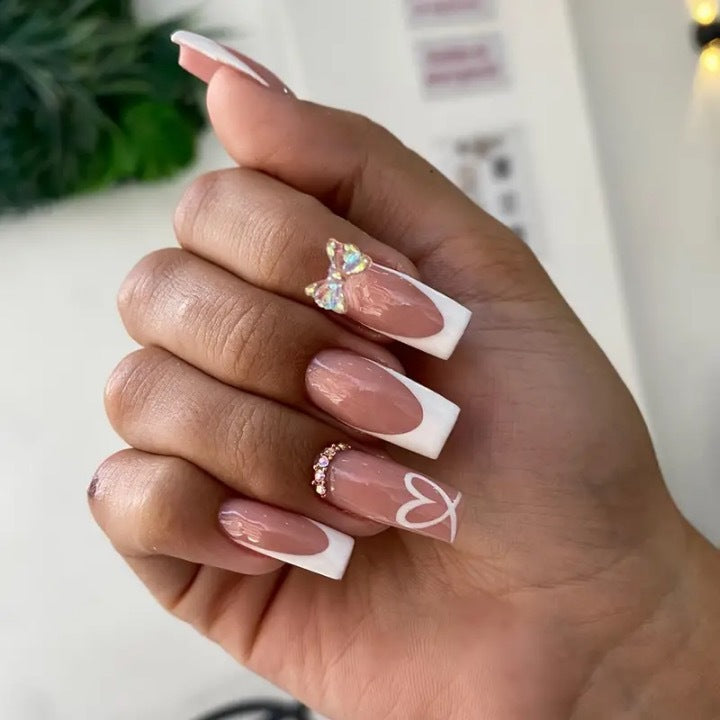 Kunstnagelset mit eleganten Schmetterlingsakzenten und Strass Karnz