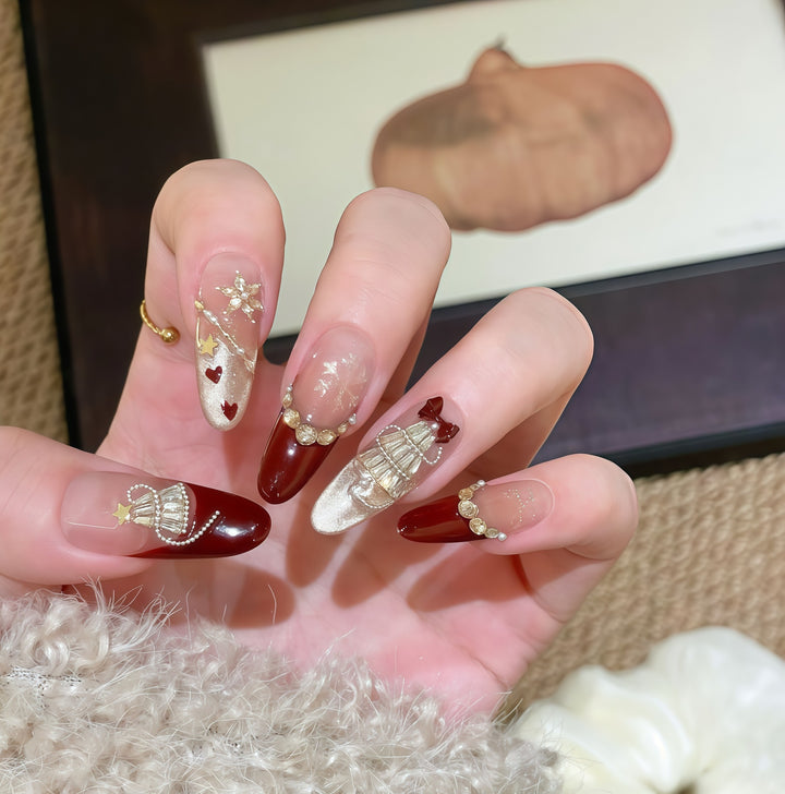 Kunstnagelspitzen mit Festlichem Glamour-Design Karnz