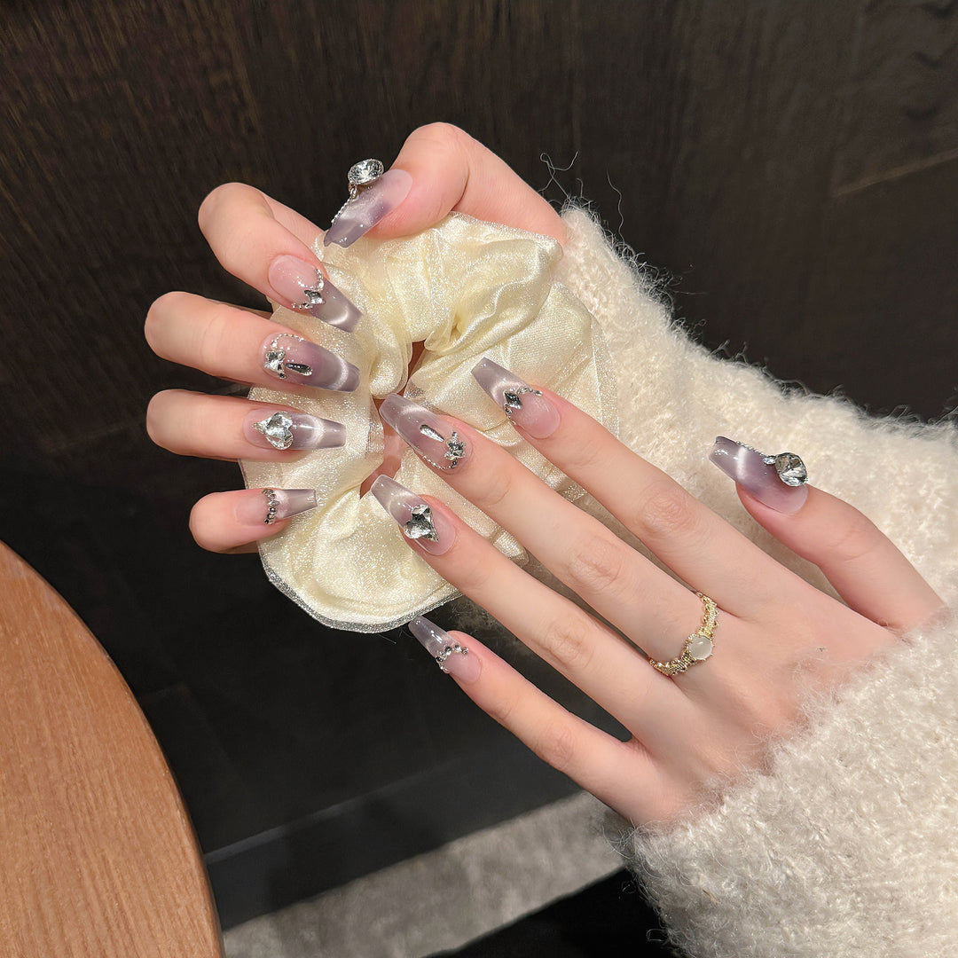Luxuriöses dekoratives Press-On-Nagelset mit Edelsteindekoren