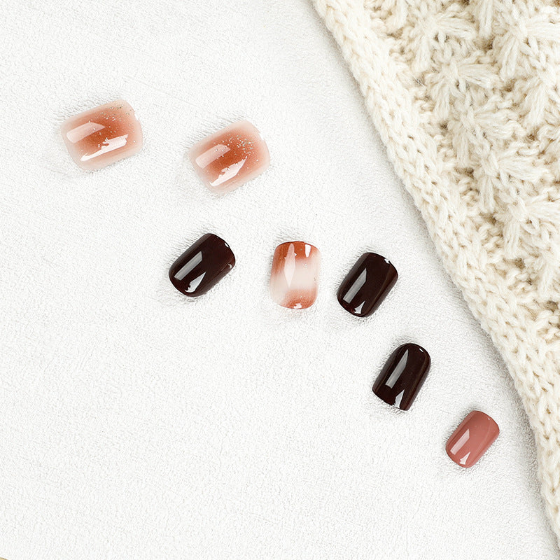 Elegante Nagelkunst mit Glitzer- und Ombre-Effekt Karnz