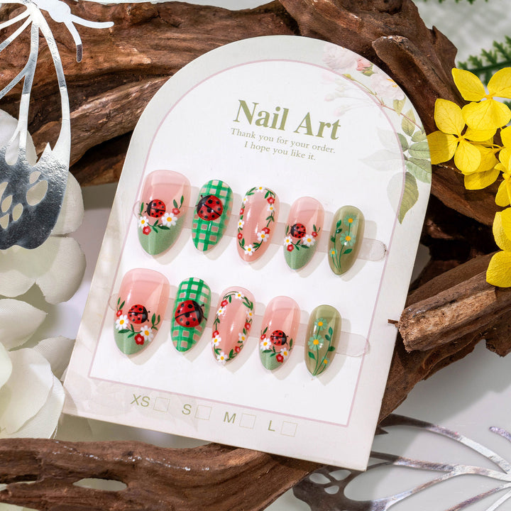 Künstlerisches Blumenausgestattetes Press-On-Nagelset
