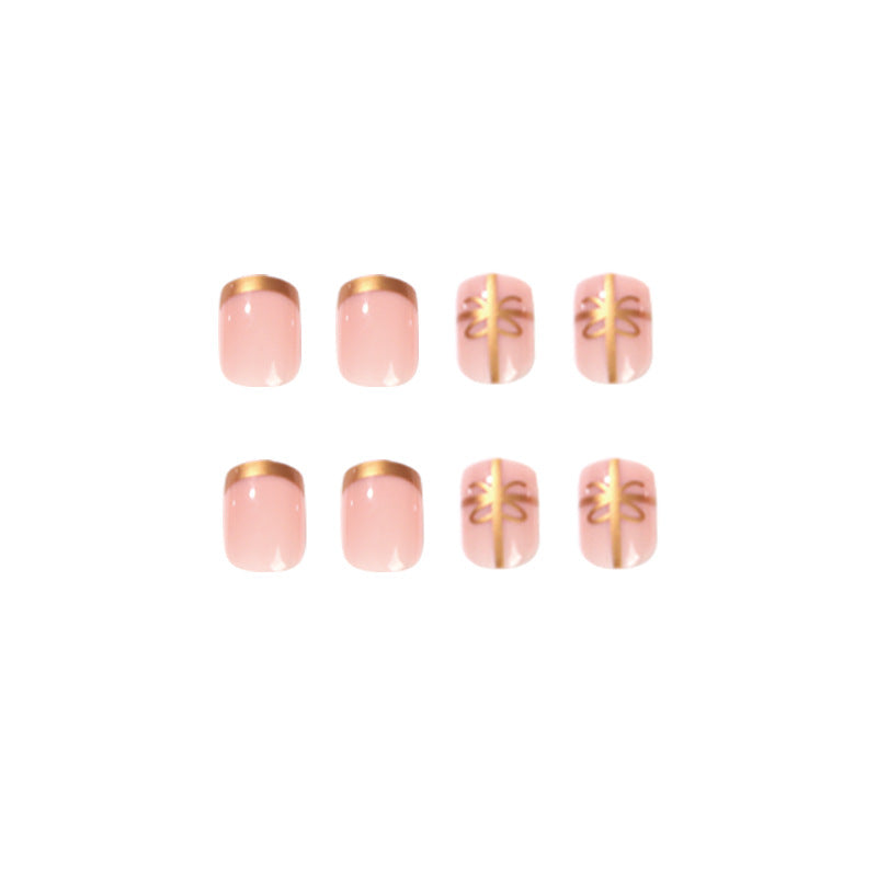Elegante Nageldesign mit Goldakzenten Karnz