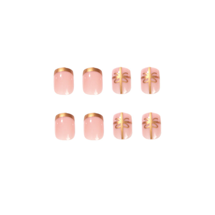 Elegante Nageldesign mit Goldakzenten Karnz