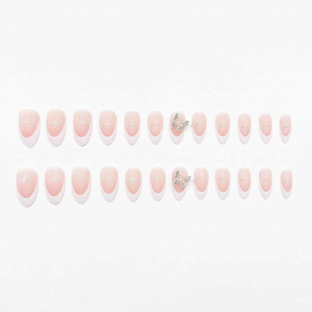 Kunstnagelset mit elegantem French Design und strassverzierten Akzenten Karnz