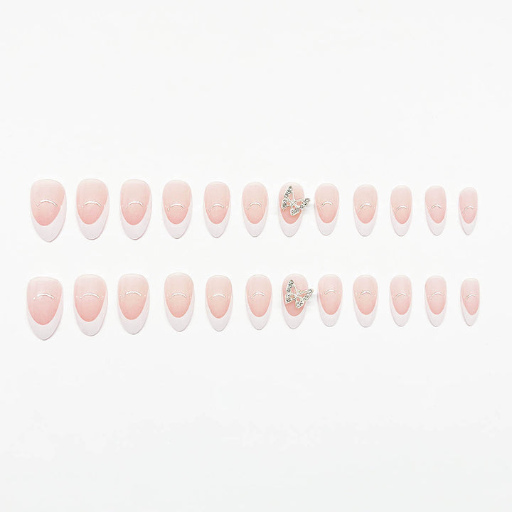 Kunstnagelset mit elegantem French Design und strassverzierten Akzenten Karnz