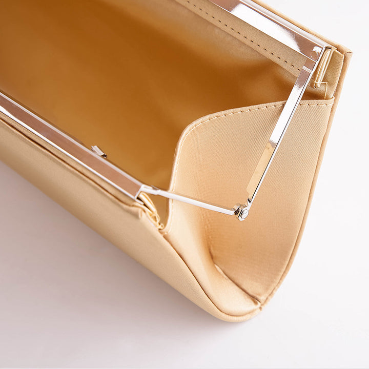 Elegante Satin Clutch