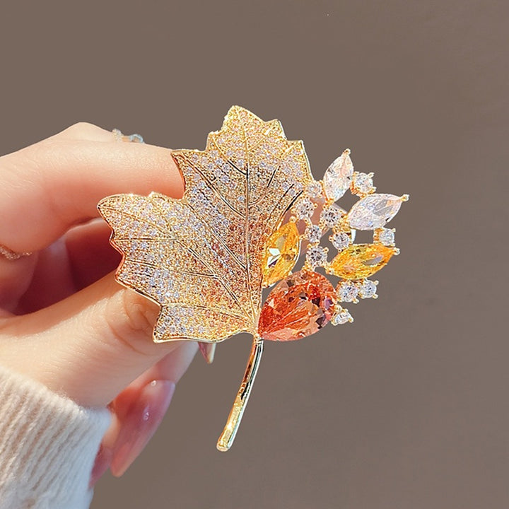 Exquisite Blätterbrosche mit Funkelnden Kristallen Karnz