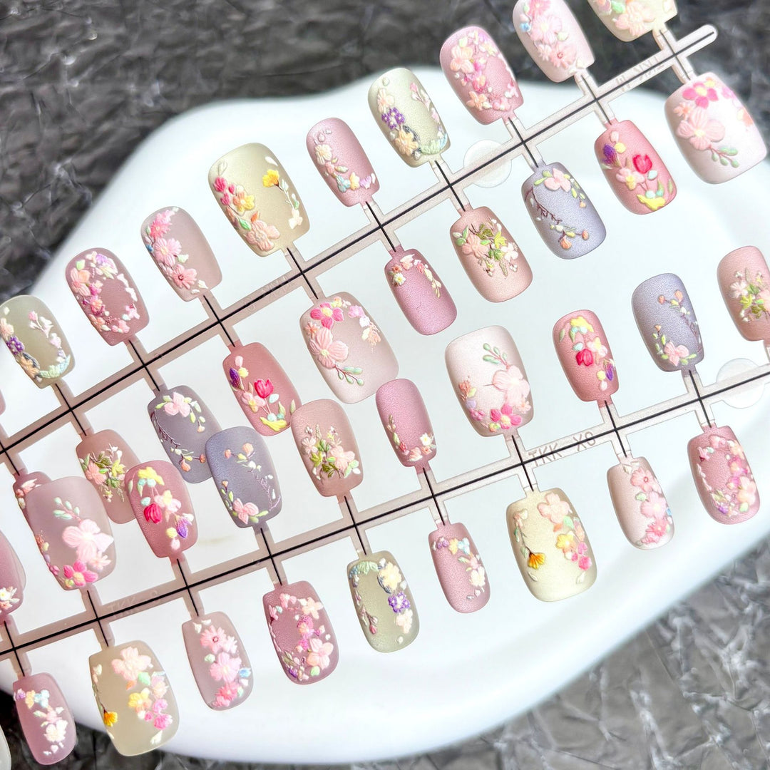 Blumenverzierte Press-On Nail-Kollektion