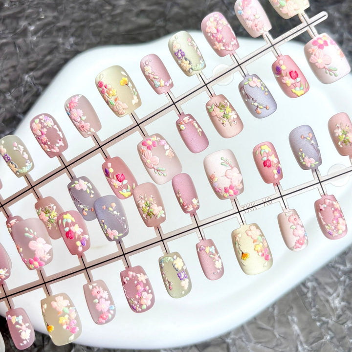 Blumenverzierte Press-On Nail-Kollektion