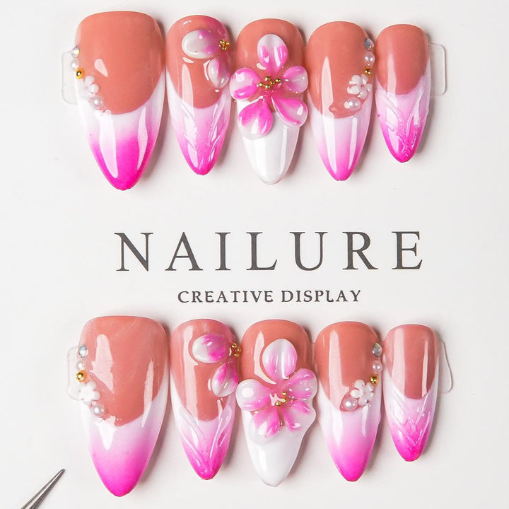 Floral Design Press-On Nail Set mit Juwelenakzenten