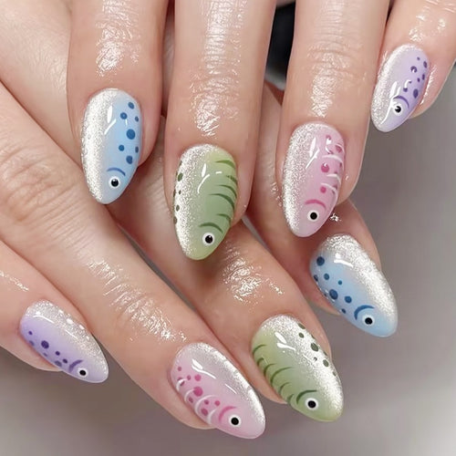 Kreatives Kunstnagelset mit künstlerischen Mustern Karnz