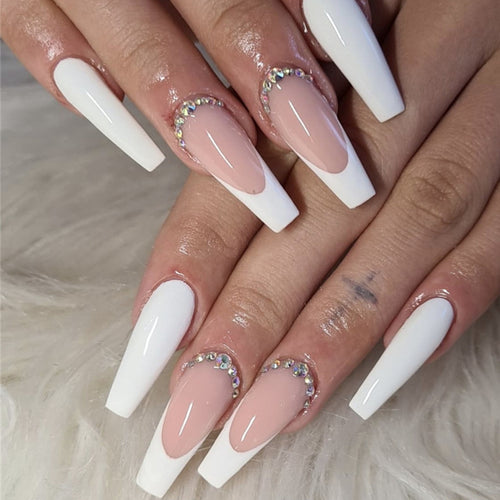 Luxuriöse lange Stiletto Press-On Nägel mit Strass-Accents Karnz