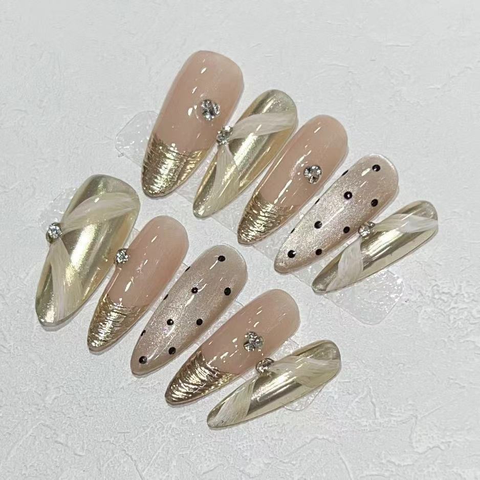 Luxuriöses Press-On Nagelkunst-Set mit eleganten metallischen Akzenten Karnz