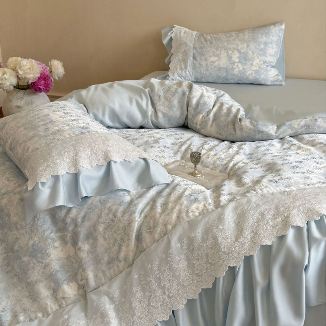Luxuriöses Bettwäsche-Set aus Satin mit Spitzenbesatz und Volant