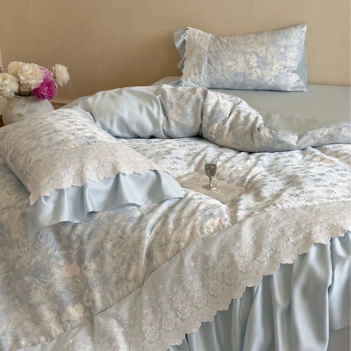 Luxuriöses Bettwäsche-Set aus Satin mit Spitzenbesatz und Volant