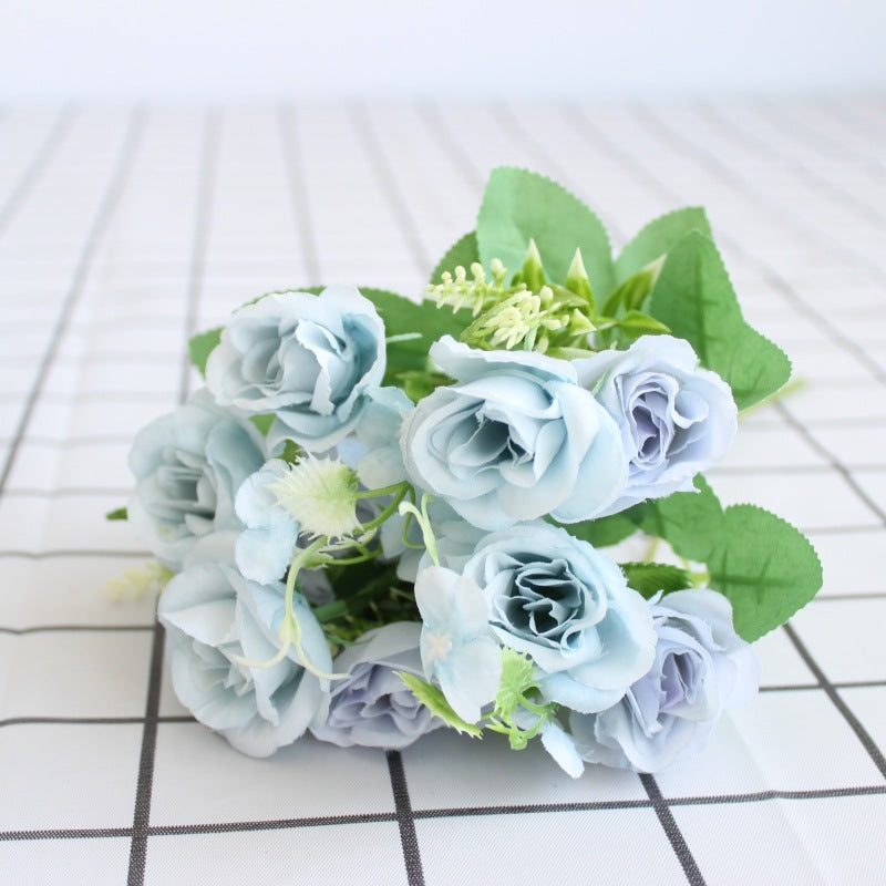 Realistischer Blumenstrauß mit lebensechten Rosen