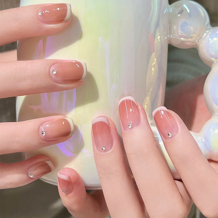 Kunstvolle Nagelsets mit floralen Akzenten Karnz