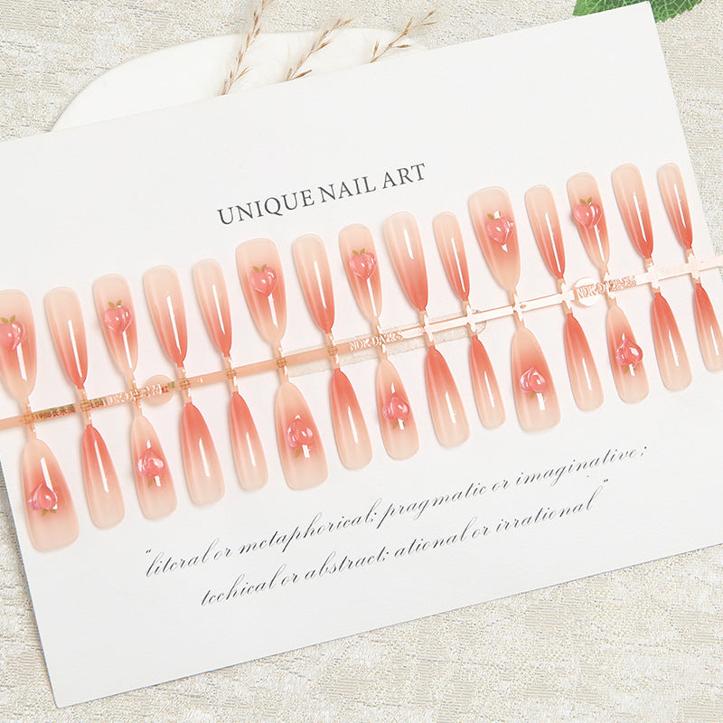 Kunstnagelset in elegantem Ombre-Design mit kunstvollen Akzenten Karnz