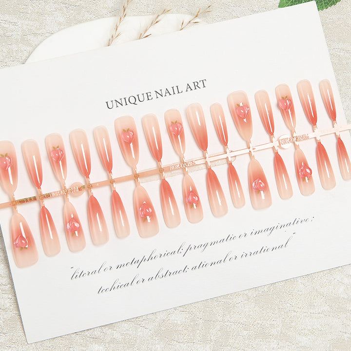 Kunstnagelset in elegantem Ombre-Design mit kunstvollen Akzenten Karnz