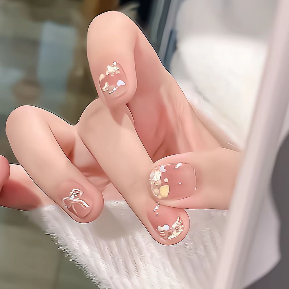 Dekorativer Press-On Nagelset mit Herz- und Blumendesign Karnz