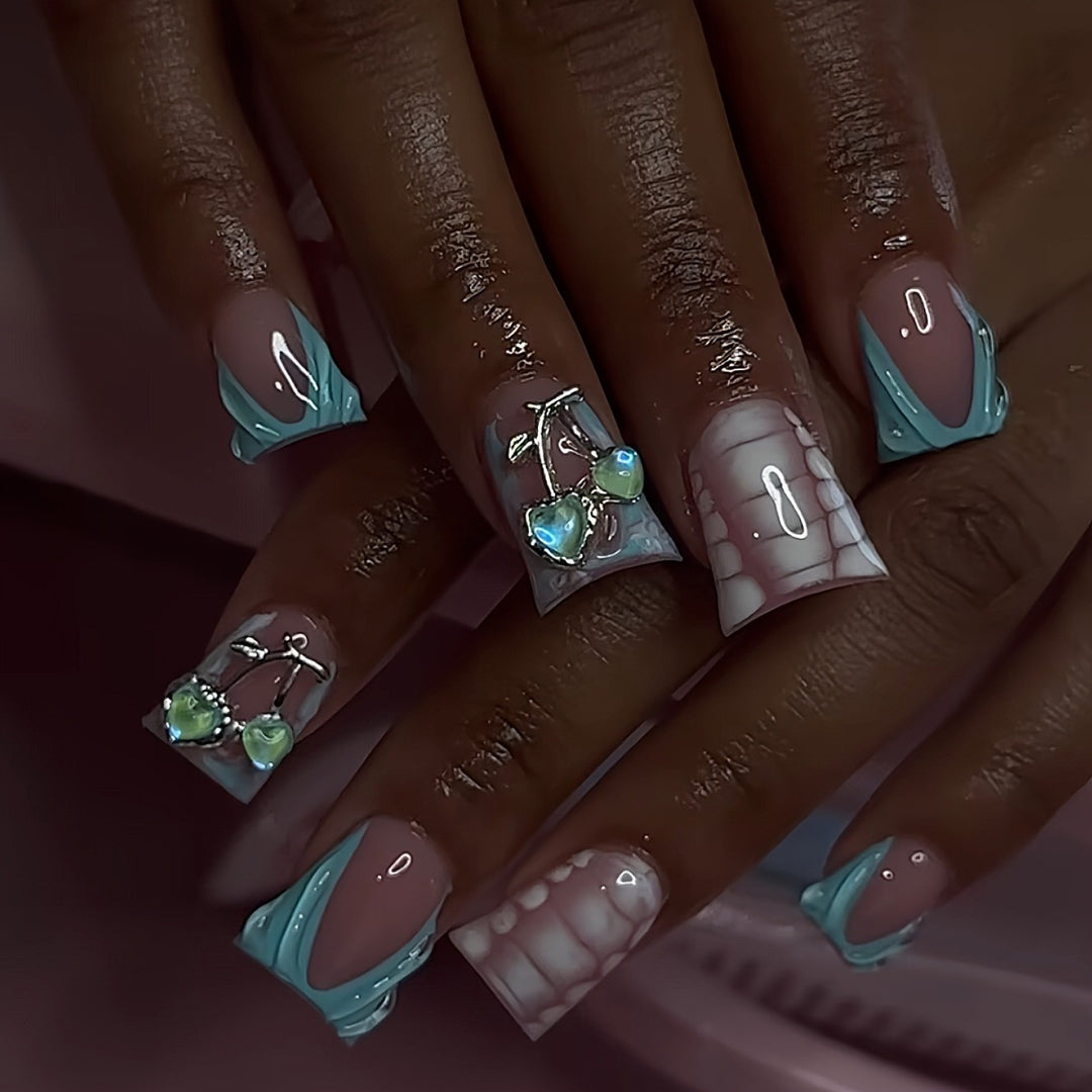 Künstlerische Nagelkunst Karnz