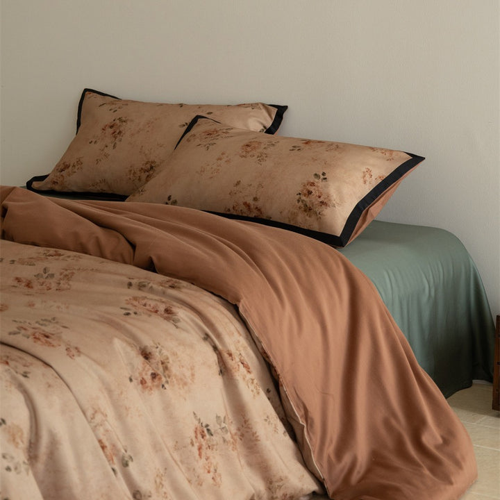 Bettwäsche-Set aus Baumwollsatin mit floralem Vintage-Rosenprint und kontrastierender Paspel