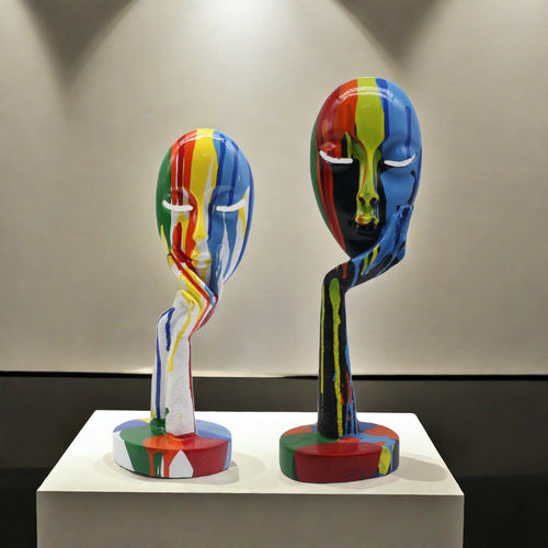 Kunstvolle Dekoration in Gestalt einer nachdenklichen Figur Karnz