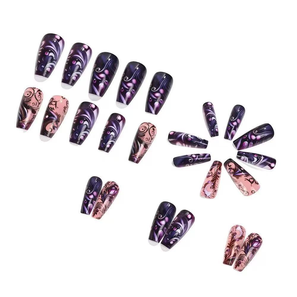 Kunstnagelset mit elegantem floralen Design und Glitzerakzenten Karnz