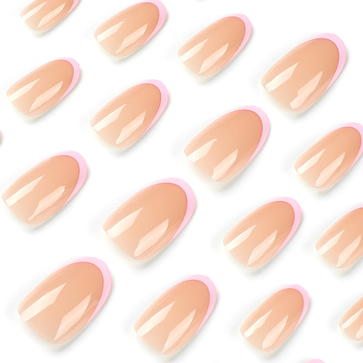 Glänzende Nagelkunst mit eleganten French-Spitzen Karnz