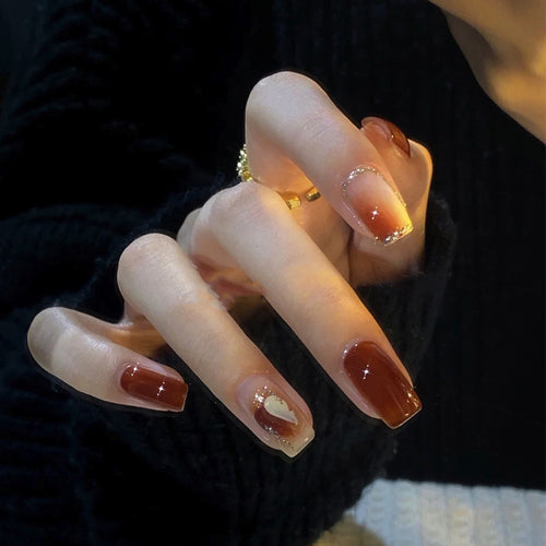 Elegante glänzende Press-On Nägel mit goldenen Glitzerakzenten Karnz
