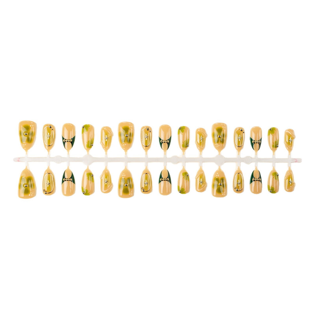 Kunstnagelset mit filigranen Floralen Akzenten Karnz
