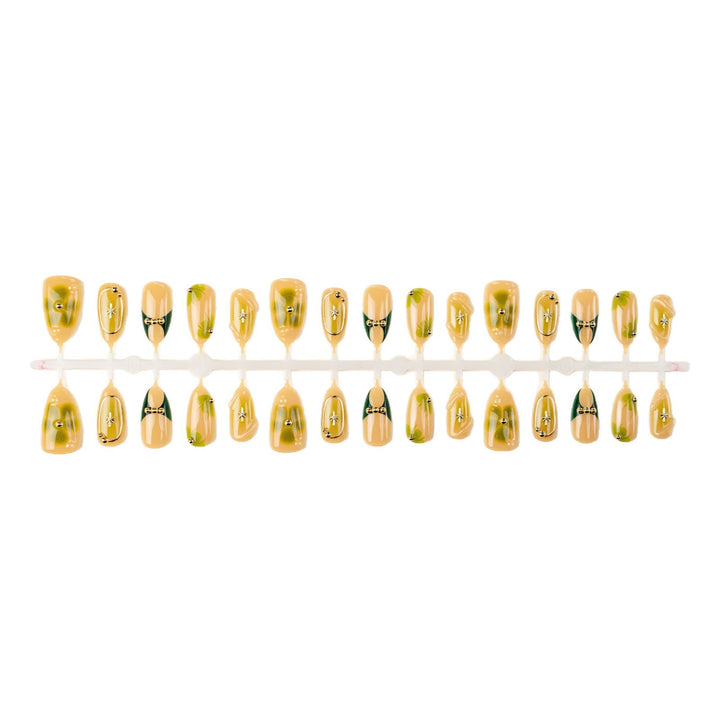 Kunstnagelset mit filigranen Floralen Akzenten Karnz
