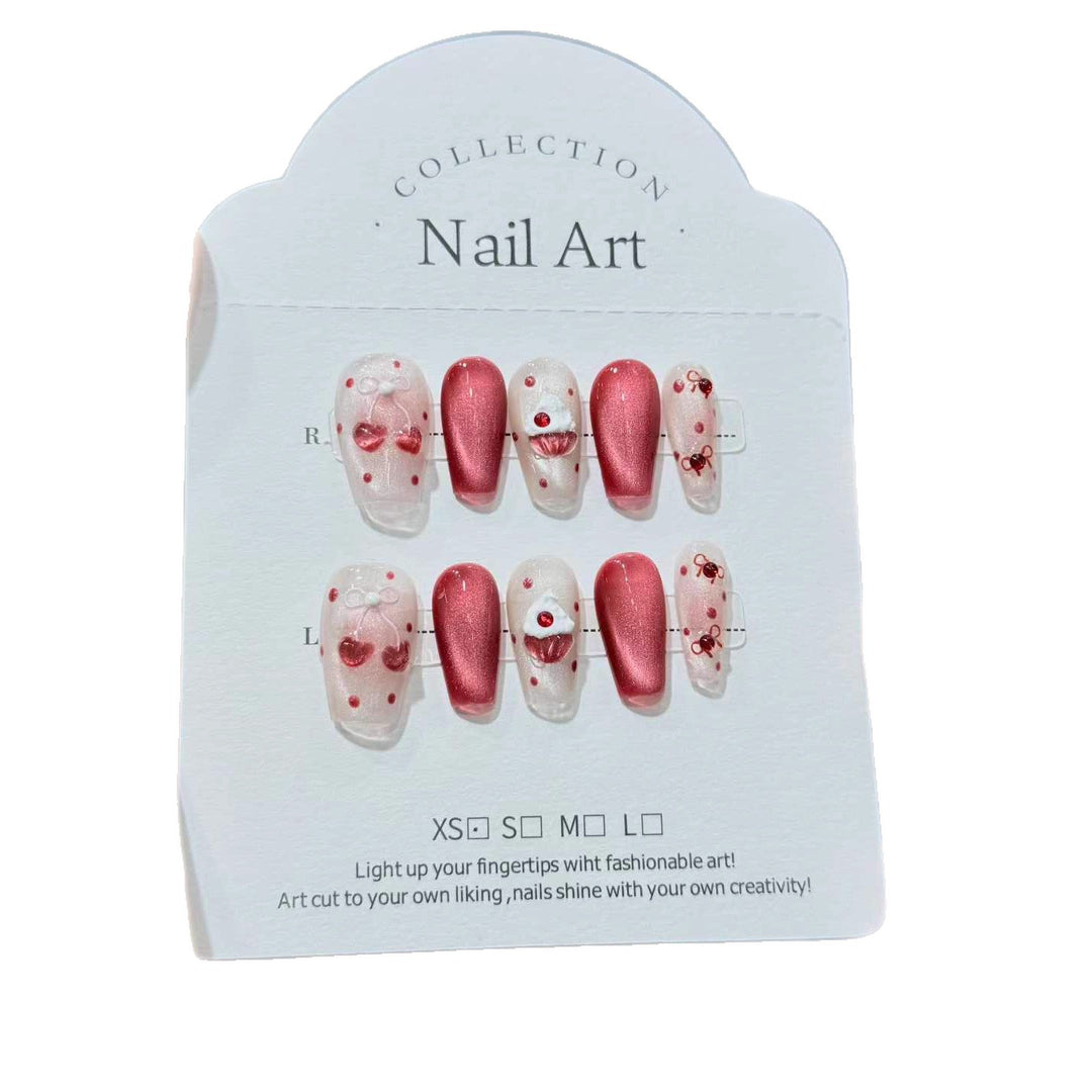 Dekoratives Press-On Nagelkunst-Set mit kreativen Herz- und Glitzerakzenten