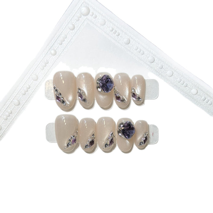 Elegantes Press-On-Nagel-Set mit Edelsteinakzenten Karnz
