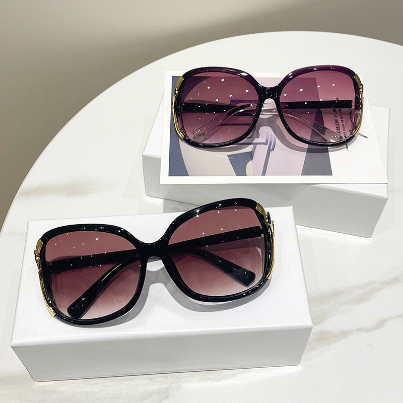 Damen Oversized Designersonnenbrille mit luxuriösen Akzenten Karnz