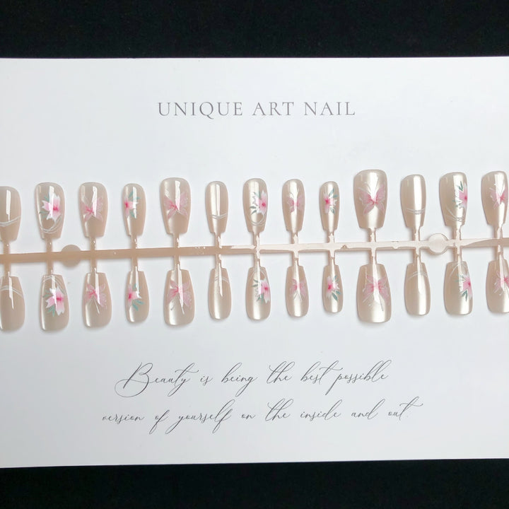 Press-On Nagelkunst-Set mit eleganten Blumenmustern