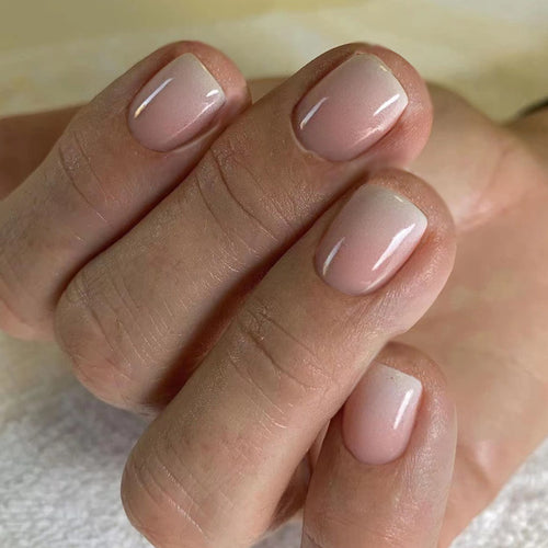 Elegante Nagelkunst im natürlichen Ombre-Stil Karnz