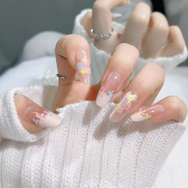 Kunstnägel mit Zarten Floralen Akzenten und Glitzer-Effekten Karnz