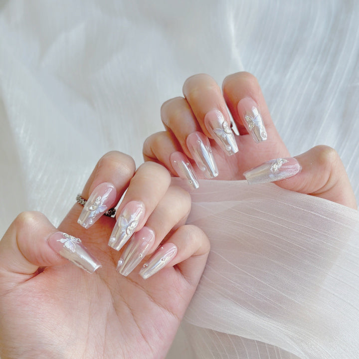 Elegantes Press-On-Nagelkunst-Set mit floralen Verzierungen