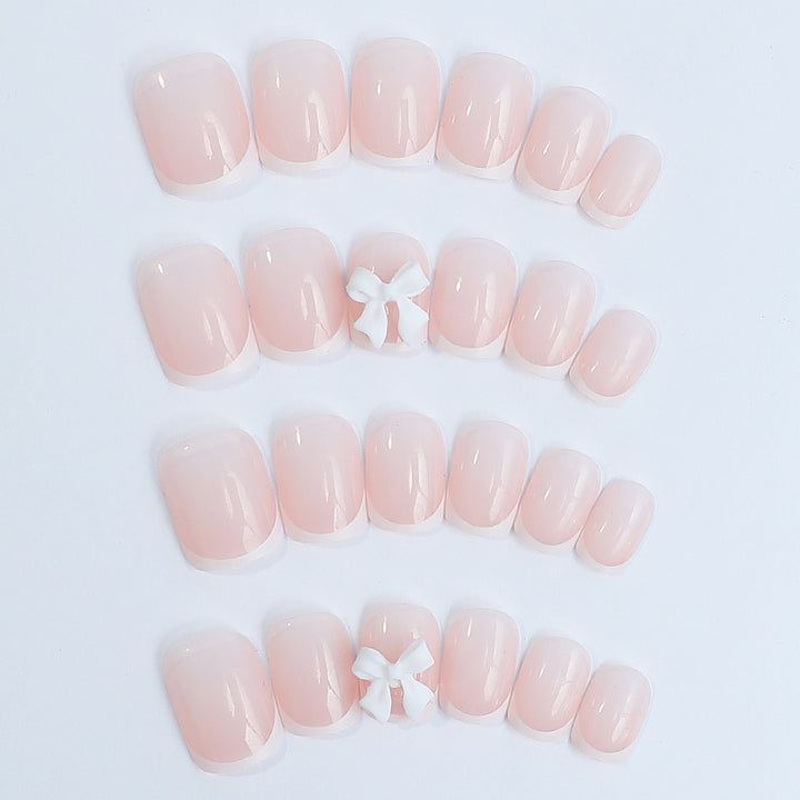 Kunstnagelset mit eleganten französischen Spitzen und romantischen Blütenverzierungen Karnz