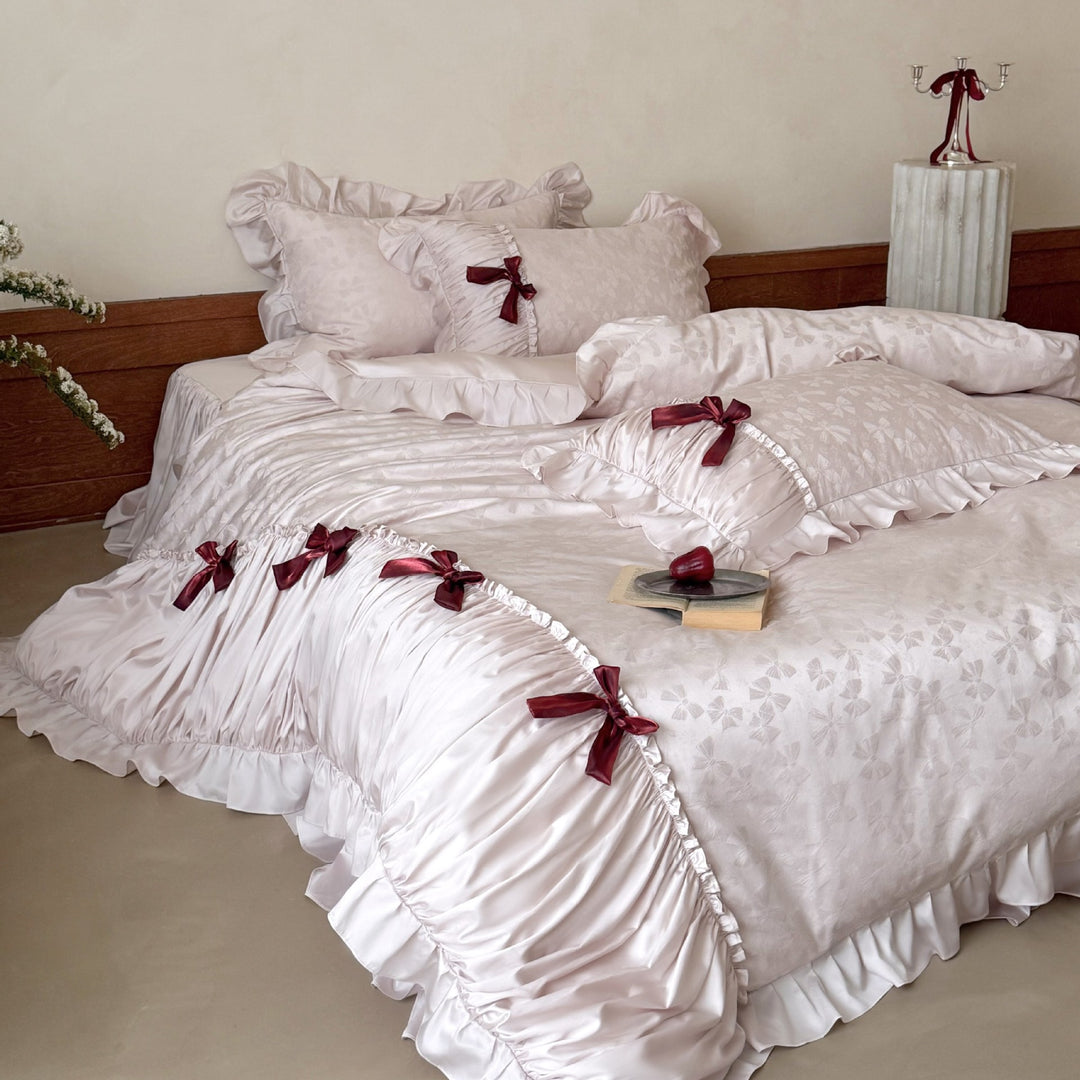 Satin-Bettgarnitur mit Jacquard‑Schmetterlingsmuster, Volant und Zierschleifen