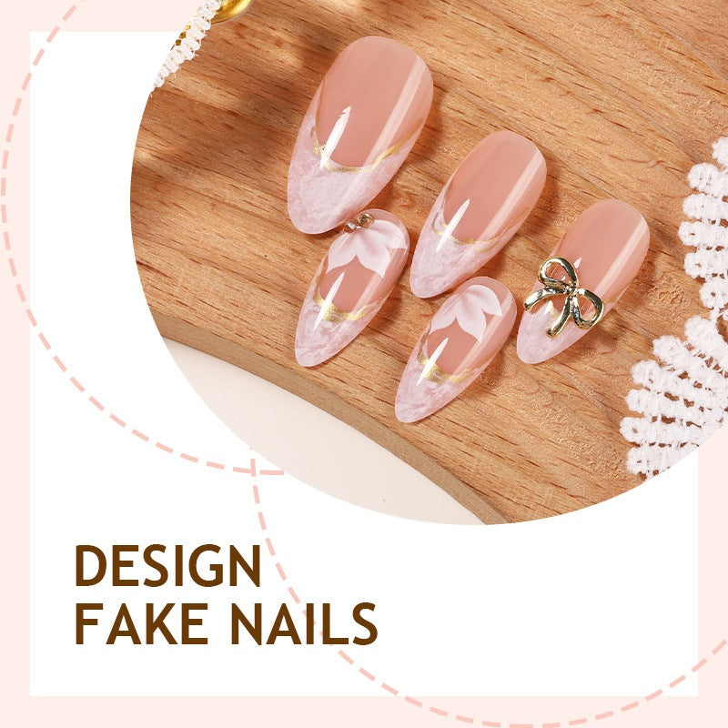 Kunstnagelset mit glamourösen Spitzen und stilvollen Akzenten Karnz