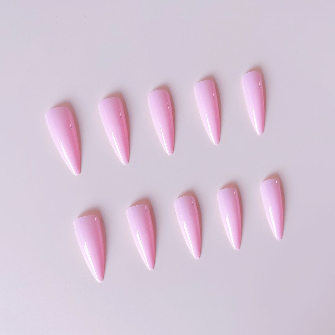 Kunstnagelset mit spitzen Designelementen Karnz