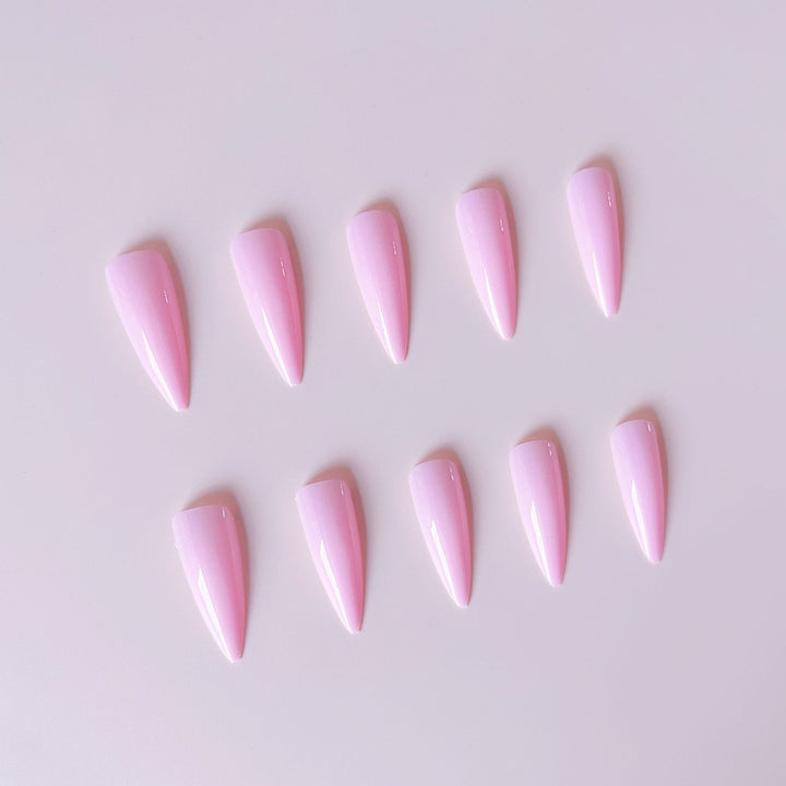 Kunstnagelset mit spitzen Designelementen Karnz