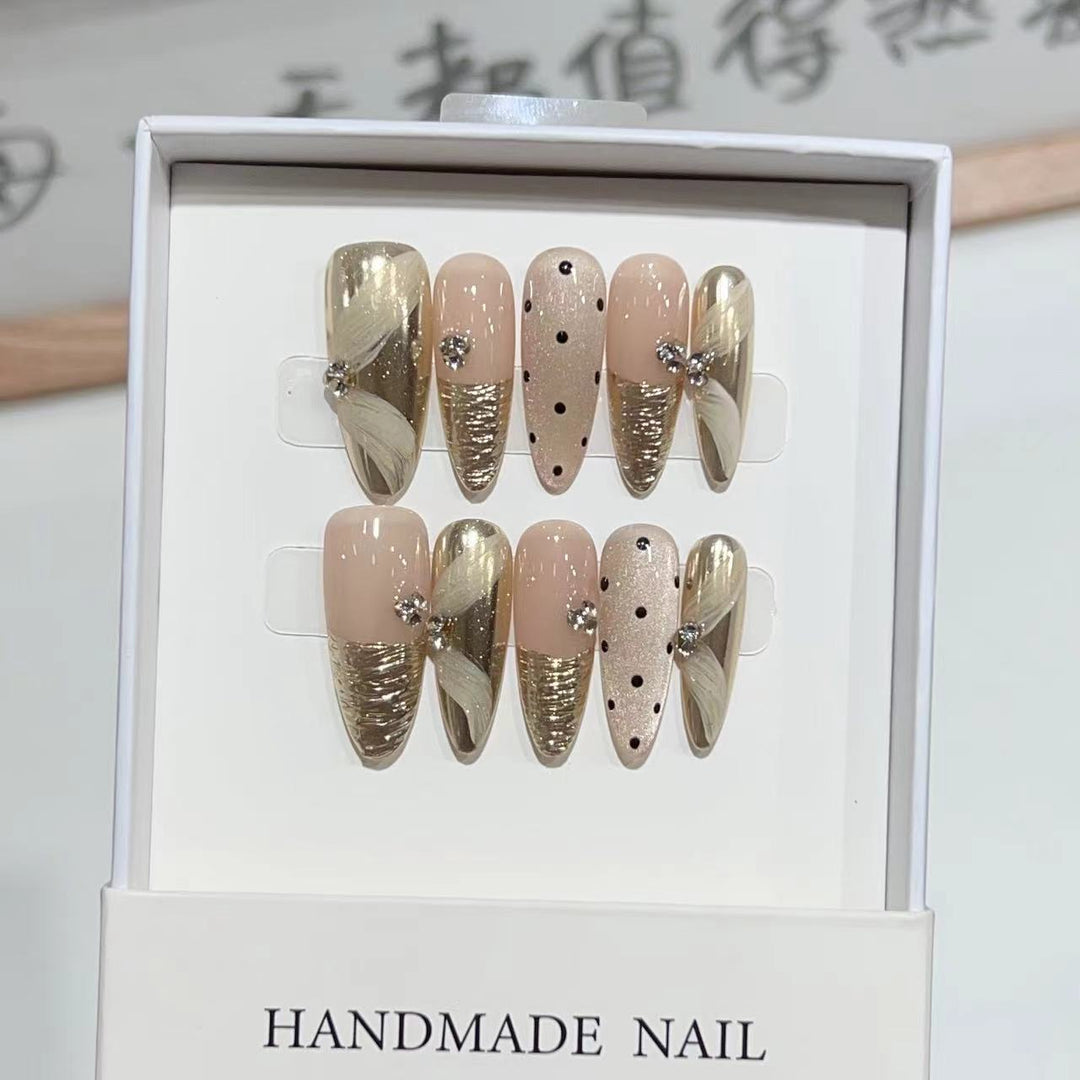 Luxuriöses Press-On Nagelkunst-Set mit eleganten metallischen Akzenten Karnz